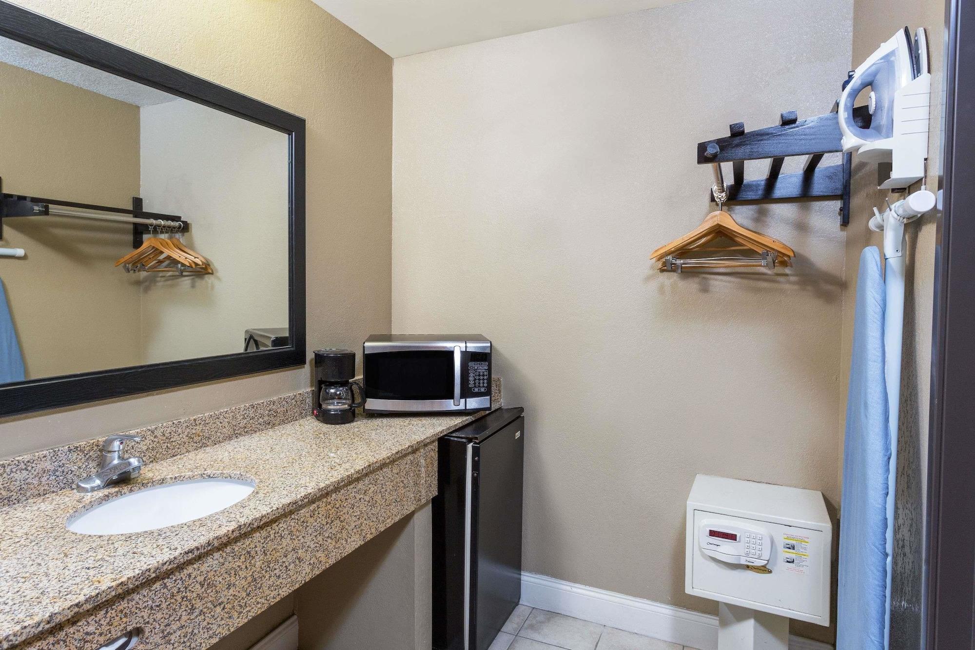 Howard Johnson By Wyndham National City/San Diego South Esterno foto