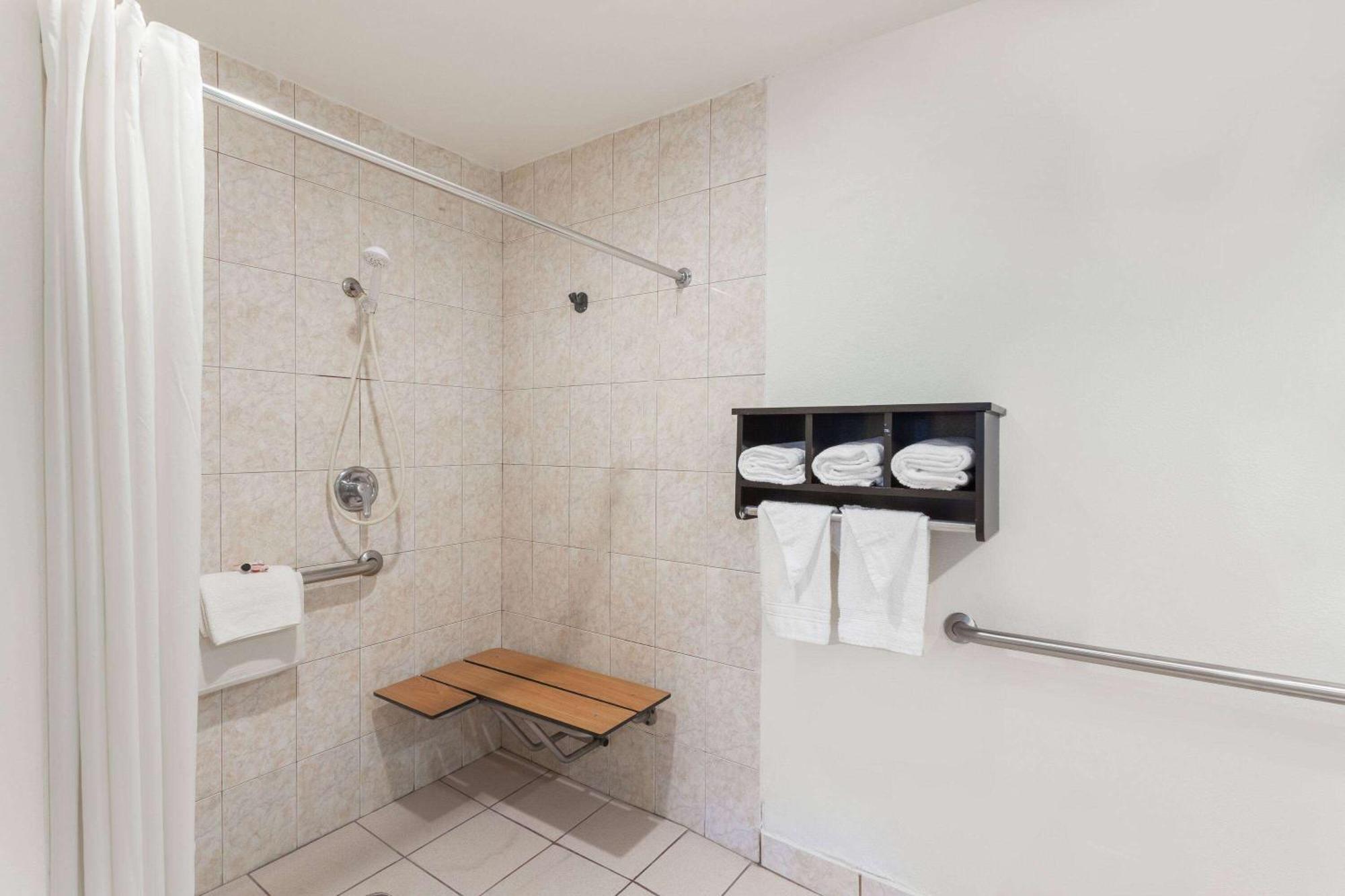 Howard Johnson By Wyndham National City/San Diego South Esterno foto
