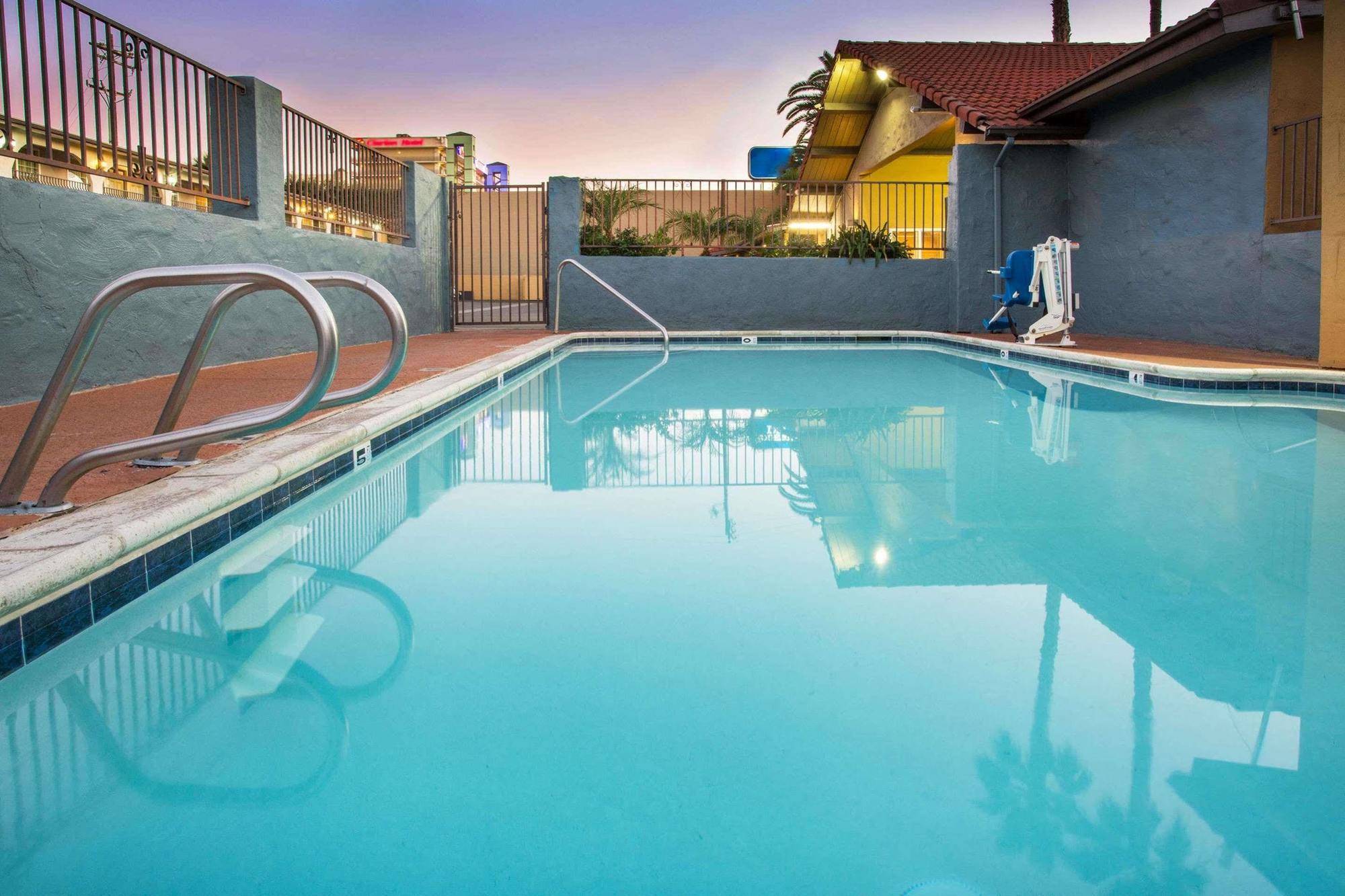 Howard Johnson By Wyndham National City/San Diego South Esterno foto